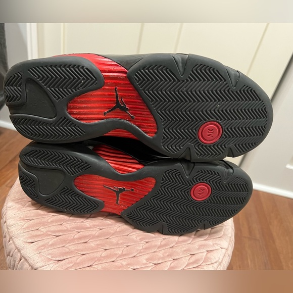 Men blk/red Jordan’s  gently worn - Picture 4 of 5